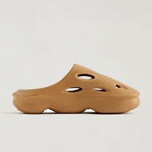 UO molded water shoe